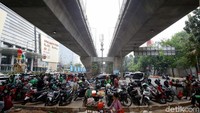 Motor-motor tersebut terparkir di pinggir jalan sehingga memakan jalur bagi para pengguna jalan lainnya.