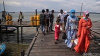 Sejumlah warga nampak tiba di Pelabuhan Bambangan Sebatik usai menempuh perjalanan laut dari Pelabuhan Binalawan.