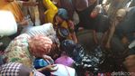 Foto: Berharap Berkah Air Cucian Gamelan Keraton Cirebon