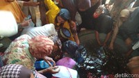 Sudah jadi tradisi pula, warga akan berebut air bekas cucian gong sekaten ini untuk berharap berkahnya. Warga yang saat itu menyaksikan langsung menyebur kolam dan sejumlah ember yang digunakan untuk mencuci gamelan. (Sudirman/detikcom)