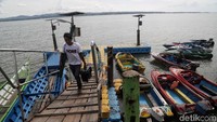 Sedangkan jika menggunakan jalur darat, waktu yang ditempuh dari Pelabuhan Bambangan untuk menuju ke pusat Kota Sebatik sekitar 1,5 jam.