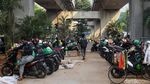 Lagi-lagi Motor Parkir Sembarangan di Kolong JLNT Kuningan