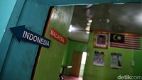 Namun kini dapur di rumah tersebut telah masuk ke dalam batas negara Indonesia sehingga rumah tersebut dicat dengan warna merah dan putih seperti bendera Indonesia.