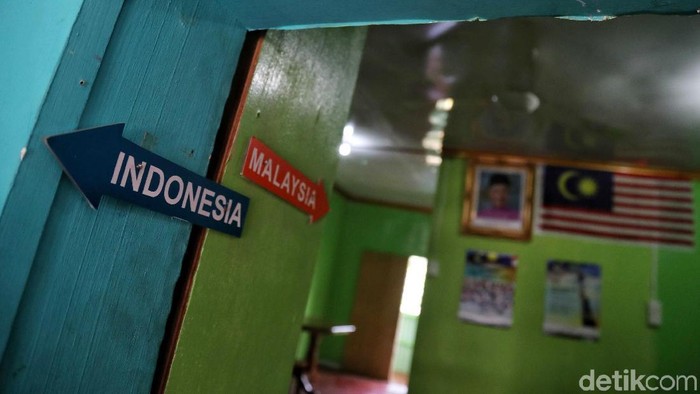 Sebuah rumah berwarna merah-putih menarik perhatian orang yang berkunjung ke Desa Aji Kuning di Sebatik. Rumah itu jadi penanda perbatasan Indonesia-Malaysia.