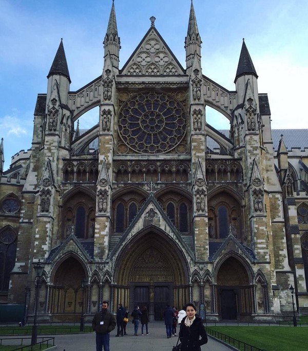 Risa mengungkapkan rasa takjubnya ketika mengunjungi Westminster Abbey, gereja dengan arsitektur gothic yang menjadi salah satu situs warisan dunia (Foto: santosorisa/Instagram) Risa mengungkapkan rasa takjubnya ketika mengunjungi Westminster Abbey, gereja dengan arsitektur gothic yang menjadi salah satu situs warisan dunia (Foto: santosorisa/Instagram)