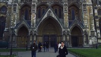 Risa mengungkapkan rasa takjubnya ketika mengunjungi Westminster Abbey, gereja dengan arsitektur gothic yang menjadi salah satu situs warisan dunia (Foto: santosorisa/Instagram)