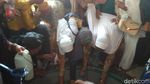 Foto: Berharap Berkah Air Cucian Gamelan Keraton Cirebon