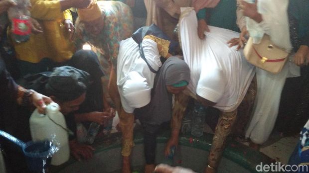Airnya dipercaya berkhasiat