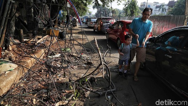 Semrawutnya Jaringan Kabel di Kelapa Gading Kirana