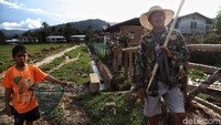 Desa Parupay berada di belakang Pos TNI di Long Midang, Krayan, Kabupaten Nunukan, Kalimantan Utara. Desa ini memiliki 23 Kartu Keluarga dengan jumlah warga keseluruhan 89 orang.