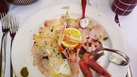 Ada yang ngiler dengan foto makanan Grant ini? Ia mencicip ragam sajian seafood segar seperti fillet ikan dan udang mentah. Foto: Instagram grantalexandra