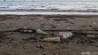 Sampah yang berserakkan di Pantai Batu Lamampu membuat pemandangan di pantai yang menjadi salah satu ikon wisata di Pulau Sebatik tersebut nampak kumuh dan kotor.