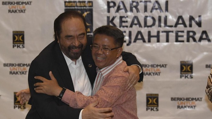 Ketua Umum Partai Nasional Demokrat (Nasdem) Surya Paloh (kanan) bersama Presiden Partai Keadilan Sejahtera (PKS) Sohibul Iman bersiap menyampaikan hasil pertemuan tertutup kedua partai di DPP PKS, Jakarta, Rabu (30/10/2019). Pertemuan tersebut dalam rangka silaturahmi kebangsaan dan menjajaki kesamaan pandangan tentang kehidupan bermasyarakat berbangsa dan bernegara. ANTARA FOTO/Puspa Perwitasari/foc.