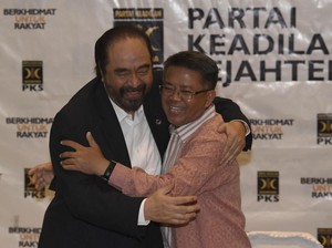 Pelukan Tak Biasa Paloh-Presiden PKS Bikin Nggak Kuku