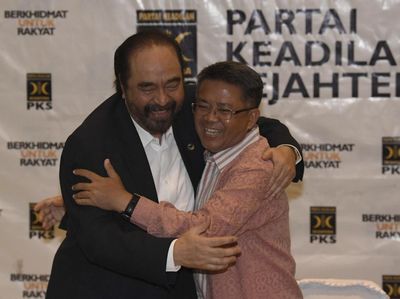 Melihat Lagi Rangkulan Tak Biasa Paloh-Sohibul yang Disorot Jokowi