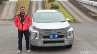 detikcom bersama dengan New Crossover MPV, karena belum diluncurkan resmi, bodi mobil ini ditutupi sepenuhnya dengan kamuflase, tapi tongkrongannya masih terlihat seperti Xpander, bedanya lebih tinggi berkat kaki-kaki yang lebih besar. Bagian lampu pun berubah, kemudian ada roof railnya. Foto: Istimewa