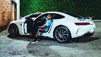Dilihat dari akun Instagramnya, Hamilton beberapa kali berpose dengan mobil sport mewah. Dia memang suka menggunakan mobil sport.
