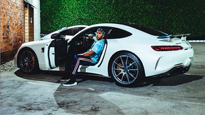 Mau Lepas Mobil Mewah yang Mana Lewis?