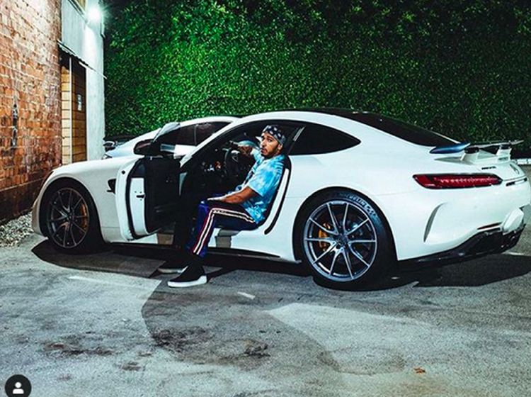 Mau Lepas Mobil Mewah yang Mana Lewis?