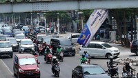 Spanduk salah satu partai politik itu bergelantungan di JPO Pal Putih, Kramat, Jakarta, Kamis (7/11/2019).