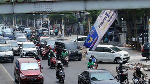 Duh... Ada Spanduk Gelantungan di JPO Pal Putih