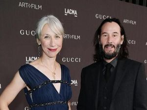 Ini Alasan Pacar Keanu Reeves Biarkan Rambutnya Memutih