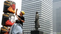 Pemprov DKI Jakarta membangun tiang bergambar ondel-ondel di area Taman Dukuh Atas, Kamis (7/11/2019).