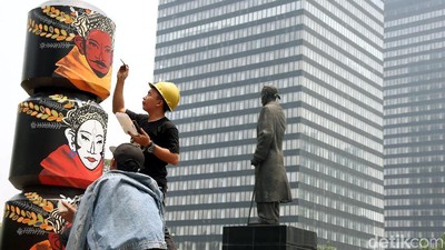 Tiang Bergambar Ondel-ondel Percantik Taman Dukuh Atas