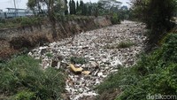 Sampah yang menumpuk ini juga akan memicu banjir di kawasan tersebut.