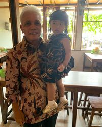 Hatta Rajasa Borong Pisang di Pinggir Jalan Demi Cucu Tercinta 