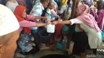 Foto: Berharap Berkah Air Cucian Gamelan Keraton Cirebon