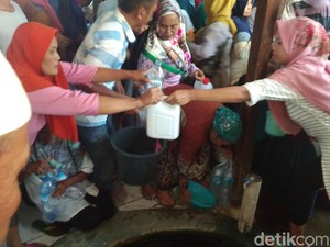 Warga Sempat Rebutan Air Bekas Cuci Gamelan Keraton Cirebon