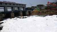 Air sungai tersebut mengeluarkan busa putih yang sekilas mirip salju.