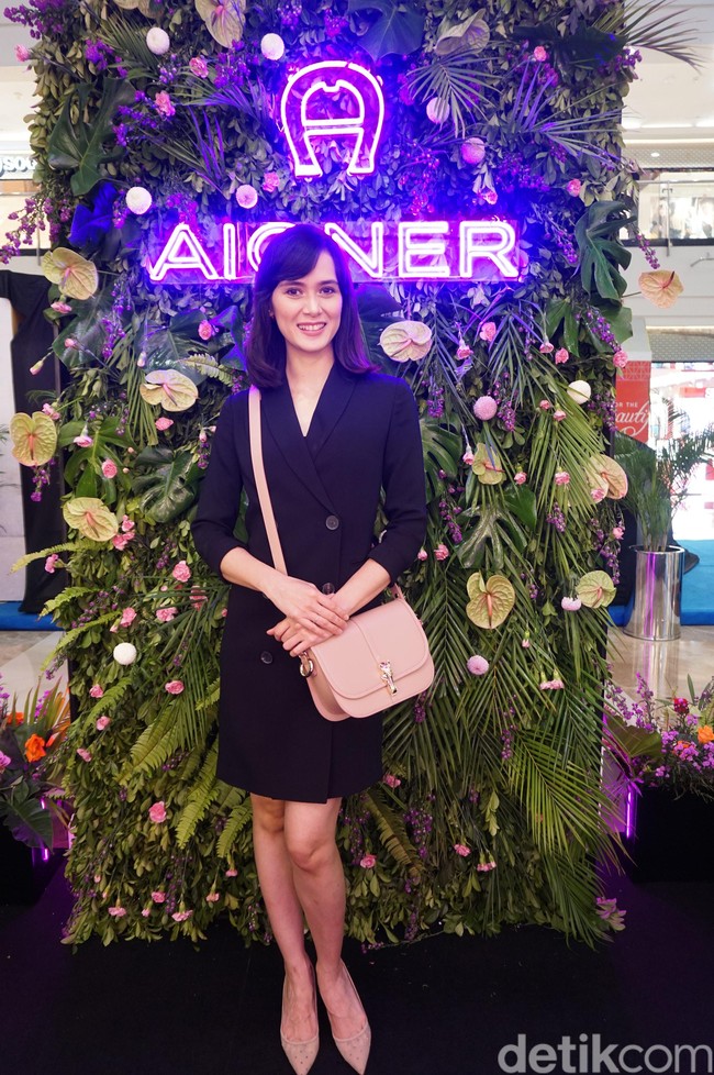 Model Renata Kusmanto memesona dengan gaya elegannya dalam balutan dress bersiluet blazer. Epona Bag Aigner yang dihiasi dekorasi berbentuk kepala kuda pada bagian depan turut menyempurnakan gayanya. (Foto: Daniel Ngantung/Wolipop)