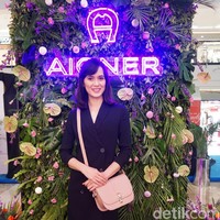 Model Renata Kusmanto memesona dengan gaya elegannya dalam balutan dress bersiluet blazer. Epona Bag Aigner yang dihiasi dekorasi berbentuk kepala kuda pada bagian depan turut menyempurnakan gayanya. (Foto: Daniel Ngantung/Wolipop)