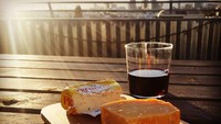 Cheese and cheers!, tulis Grant. Wah, potongan keju pilihan Grant benar-benar kelihatan nikmat. Foto: Instagram grantalexandra