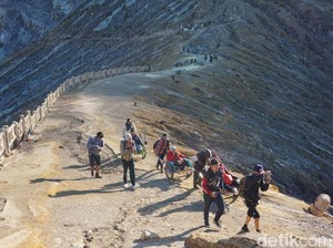 Kawah Ijen Dibuka, Puluhan Pendaki Nikmati Indahnya Blue Fire