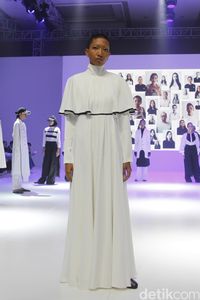 Self Portrait, Busana Muslim Hitam-Putih Karya Tri Handoko x Cut Mini