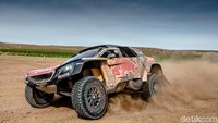 Mobil-mobil reli mungkin tak bisa lepas dari Peugeot. Contohnya di reli Paris-Dakar. Merek Prancis ini berjaya antara 1987 hingga 1990 di ajang reli paling ganas dunia. Mulai tahun 2017, Peugeot menerjunkan Peugeot 3008 DKR pada ajang balap Dakar Rally yang diadakan. Peugeot 3008 DKR ini sendiri merupakan penerus dari generasi sebelumnya yaitu Peugeot 2008 DKR yang mereka ikut sertakan pada ajang Dakar Rally 2015 dan 2016. Istimewa/Dok. Peugeot.
