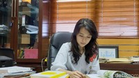 Namun, mengingat usianya yang baru 27 tahun, ia tergolong muda untuk menjadi seorang pemimpin universitas. Bisa jadi, karena hal tersebut, banyak yang menyebutnya sebagai rektor termuda.