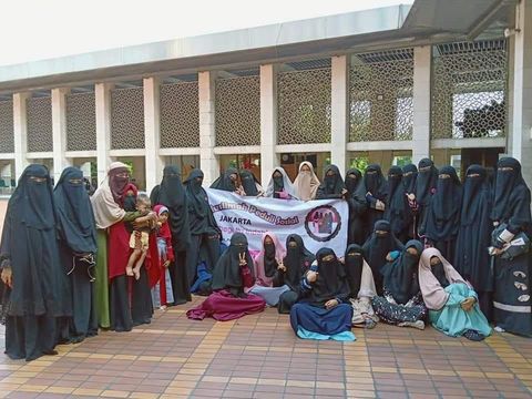 Pakai Cadar dari SMA, Remaja Ini Dapat Pandangan Sinis dan Dijauhi