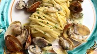 Selain kopi, rupanya ada makanan yang paling tak bisa ditolak oleh Vannya, yaitu aneka pasta. Salah satunya Spaghetti alle vongole dari Italia.  Foto: Instagram @vannya.istarinda