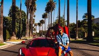 Kalau ini adalah mobil Ferrari LaFerrari yang sangat eksklusif hanya ada 499 unit di dunia. Mobil ini menggunakan mesin V12 dengan kapasitas 6.262 cc akan menjadi jantungnya bersama motor listrik yang pada akhirnya mampu mempersembahkan tenaga gabungan hingga 963 CV yang menerapkan sistem HY-KERS. Mobil tercatat sebagai mobil hybrid perdana Ferrari yang mampu menembus 963 cv.