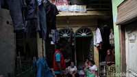 Walaupun kampung Rawajati telah menjadi langgan banjir, warga tetap bertahan dengan alasan telah nyaman tinggal di kampung itu.