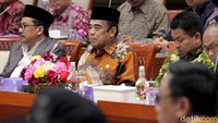 Rapat dibuka oleh Ketua Komisi VIII DPR, Yandri Susanto. Politikus PAN ini mengaku ingin mengonfirmasi langsung ke Fachrul soal pernyataannya terkait cadar dan celana cingkrang.
