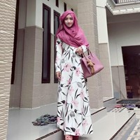 Bagaimana menurutmu dengan penampilan Angel saat mengenakan dress bermotif floral dengan hijab bernuansa pink ini? Foto: Facebook