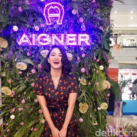 Ririn hadir dalam balutan shirtdress hitam bermotif strawberry yang playful dipadu sandal heels merah beraksen bulu. Tidak ketinggalan, tas Aigner seri Epona Bag Pansy berwarna hitam yang dipermanis dengan bordiran motif floral. (Foto: Daniel Ngantung/Wolipop)