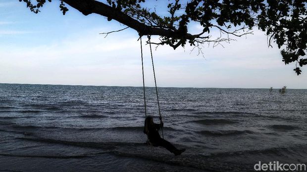 Pantai Batu Lamampu Pantai Batu Lamampu merupakan salah satu destinasi wisata favorit di Pulau Sebatik. Namun, sayangnya kondisi pantai itu nampak tak terawat. Berikut potretnya.