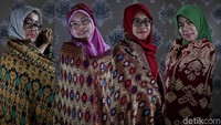Para peserta saat berfoto sambil memamerkan batik.