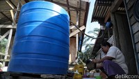 Warga harus membeli air bersih seharga Rp 80 ribu per tandon untuk memenuhi kebutuhan akan air bersih untuk kehidupan sehari-hari. Jika musim hujan warga memakai air hujan karena air PAM belum masuk ke desa tersebut
